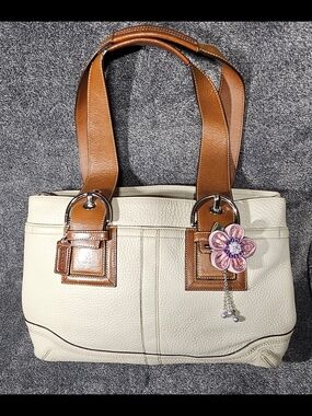 Coach Authentic Vintage Leather Handbag Buckle brown straps F12302 Cream
